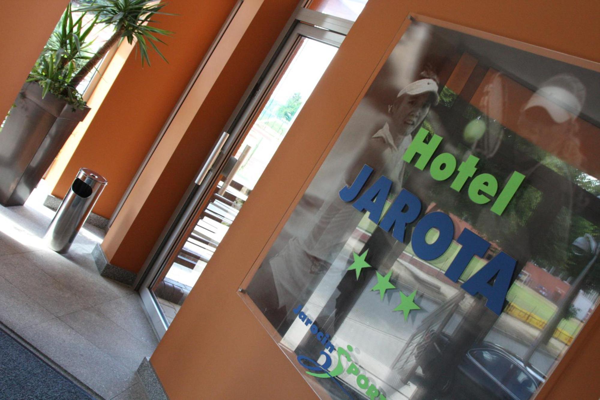 Hotel Jarota ยาโรตซิน ภายนอก รูปภาพ