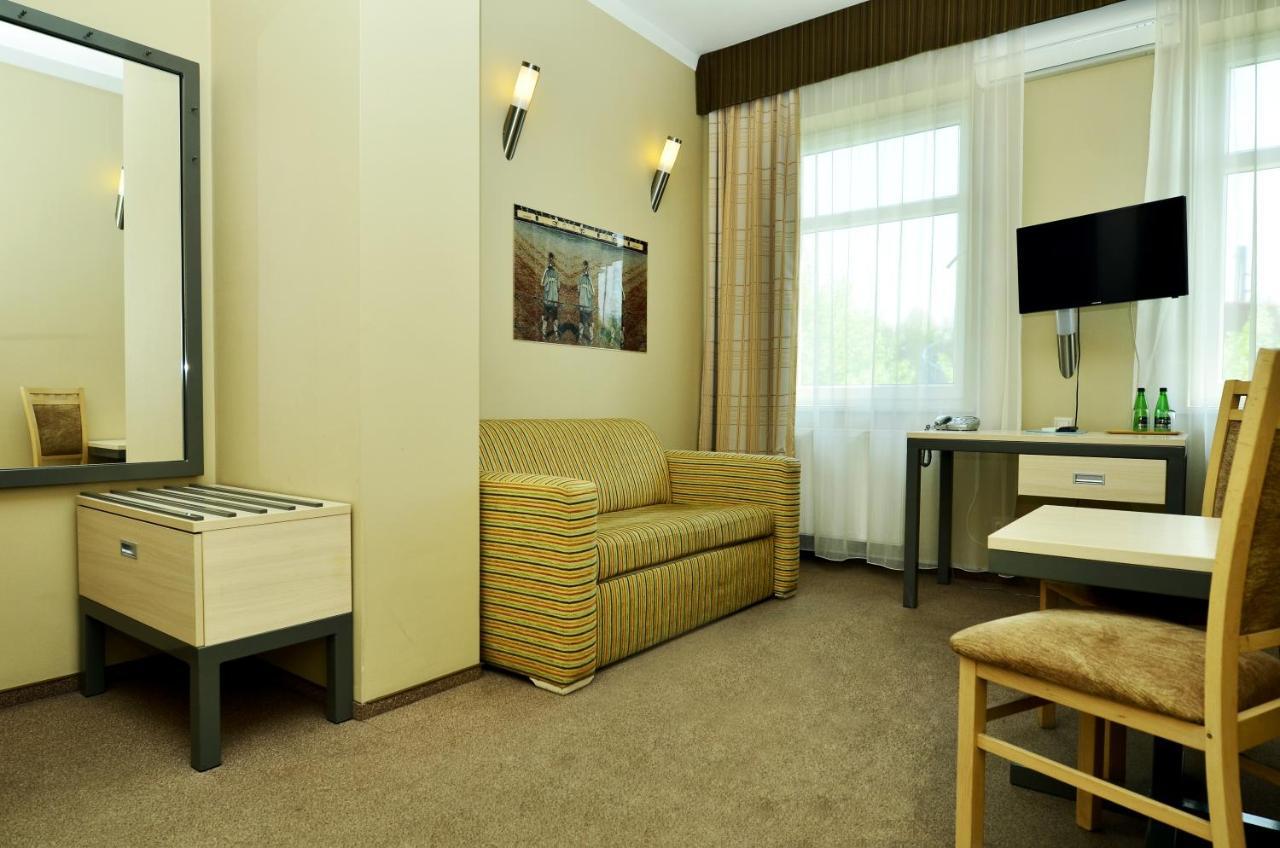 Hotel Jarota ยาโรตซิน ภายนอก รูปภาพ