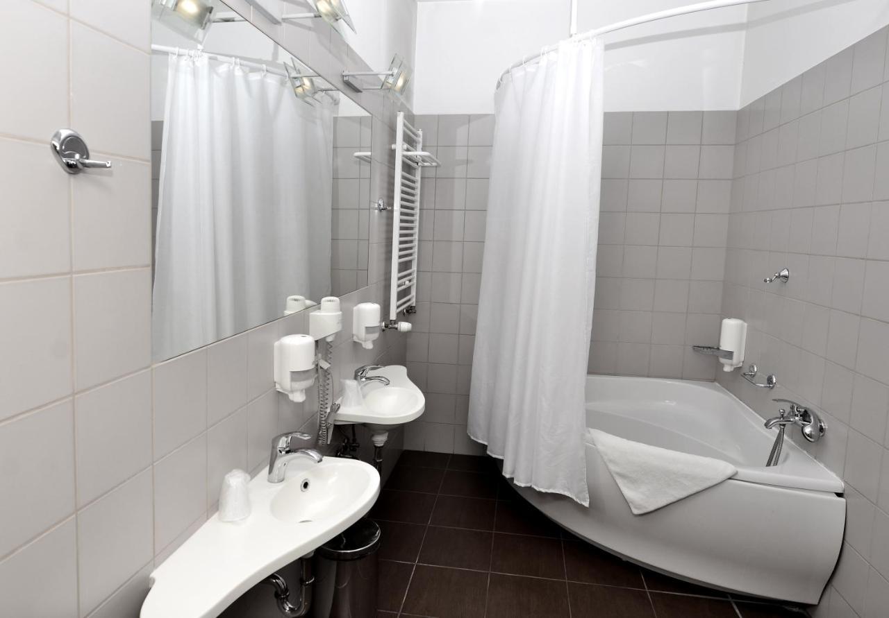 Hotel Jarota ยาโรตซิน ภายนอก รูปภาพ
